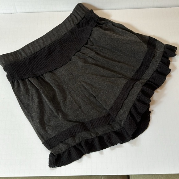 POL Shorts Gray Knit & Black Waffle Knit Trim Flutter Hem Elastic Waist, Pockets - Picture 2 of 8